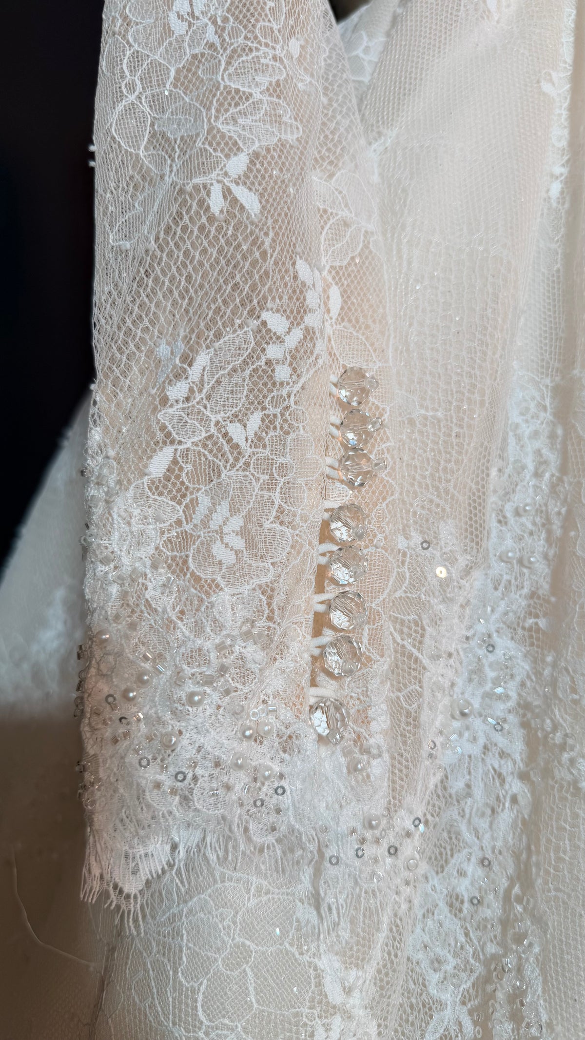 Wedding dress with sparkle lace — photograph 5 of 10