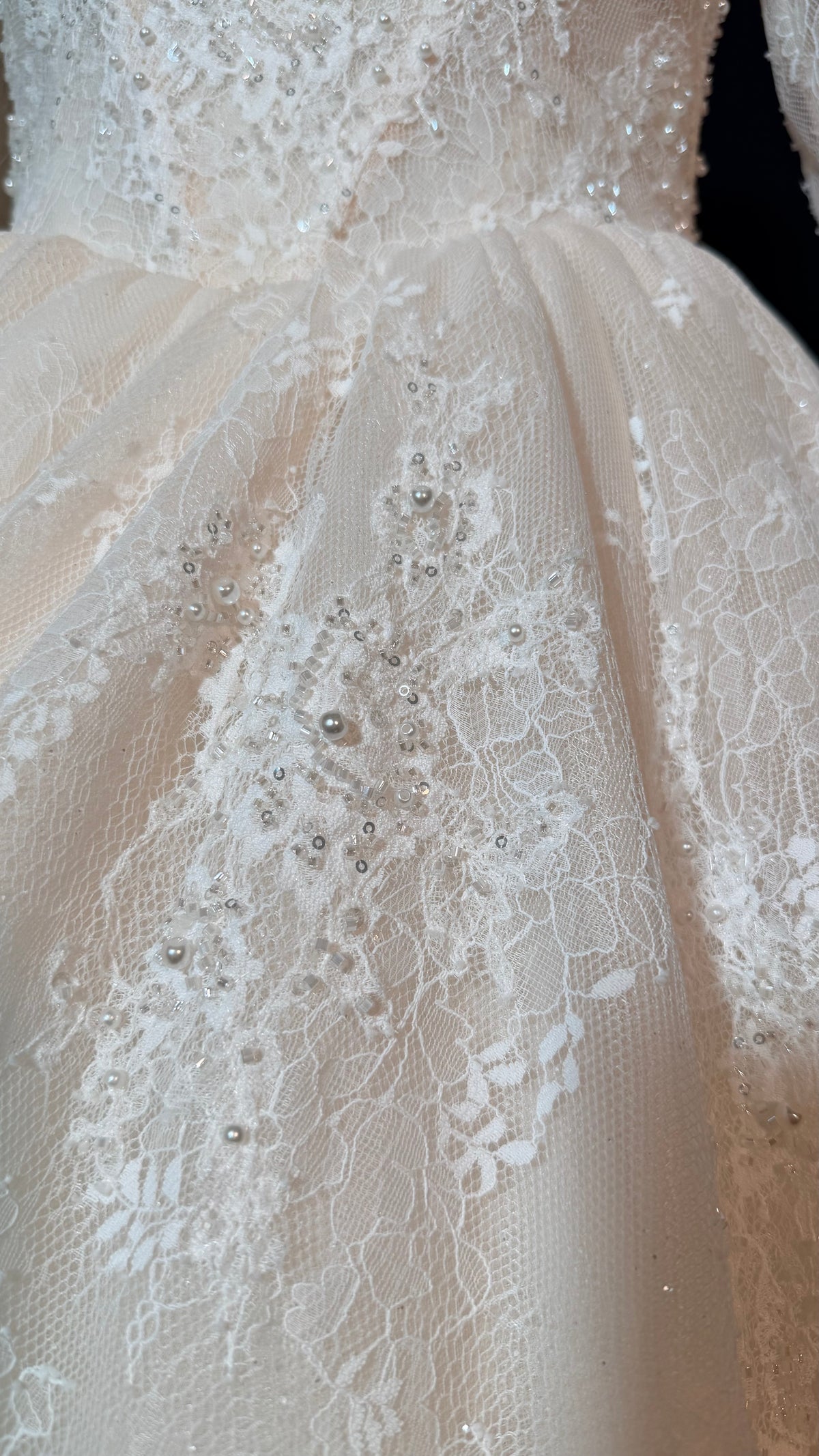 Wedding dress with sparkle lace — photograph 6 of 10