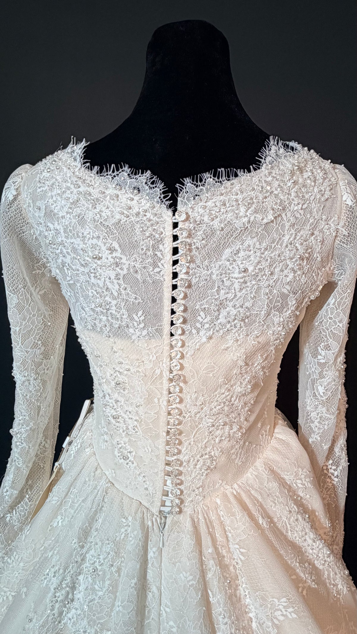 Wedding dress with sparkle lace — photograph 8 of 10