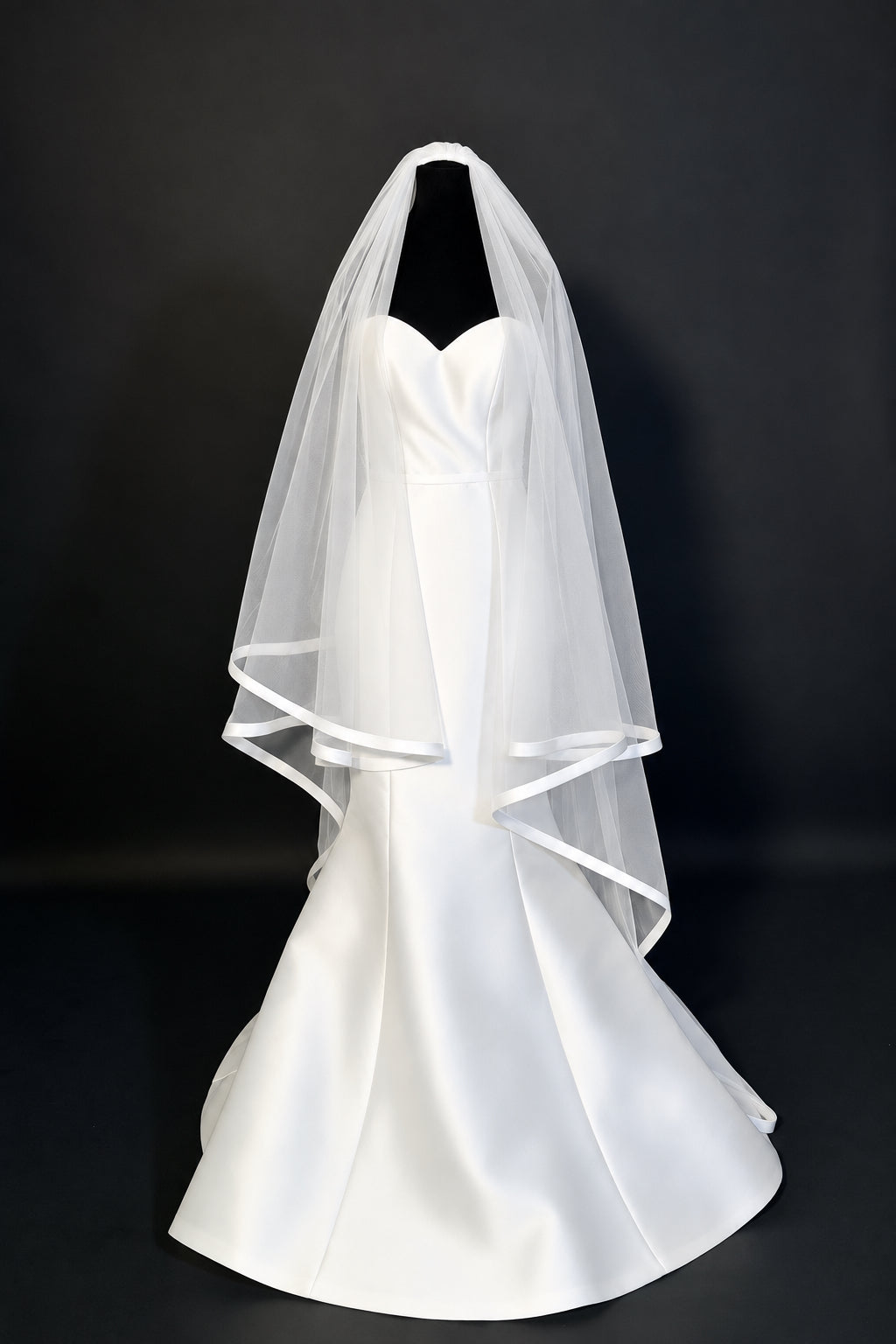 Floor-Length Veil with Satin Ribbon Edge — photograph 2 of 4