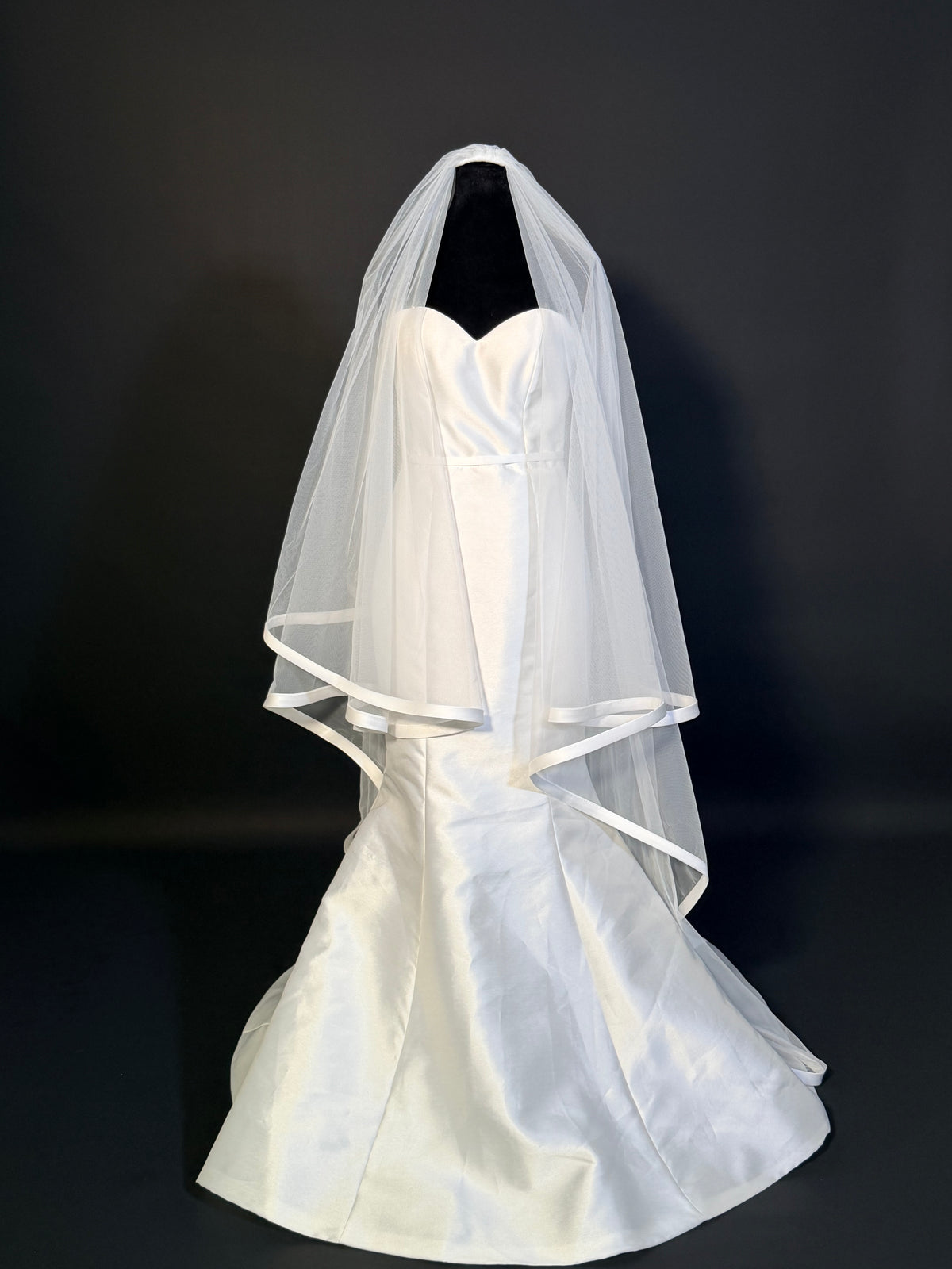 Floor-Length Veil with Satin Ribbon Edge — photograph 3 of 4