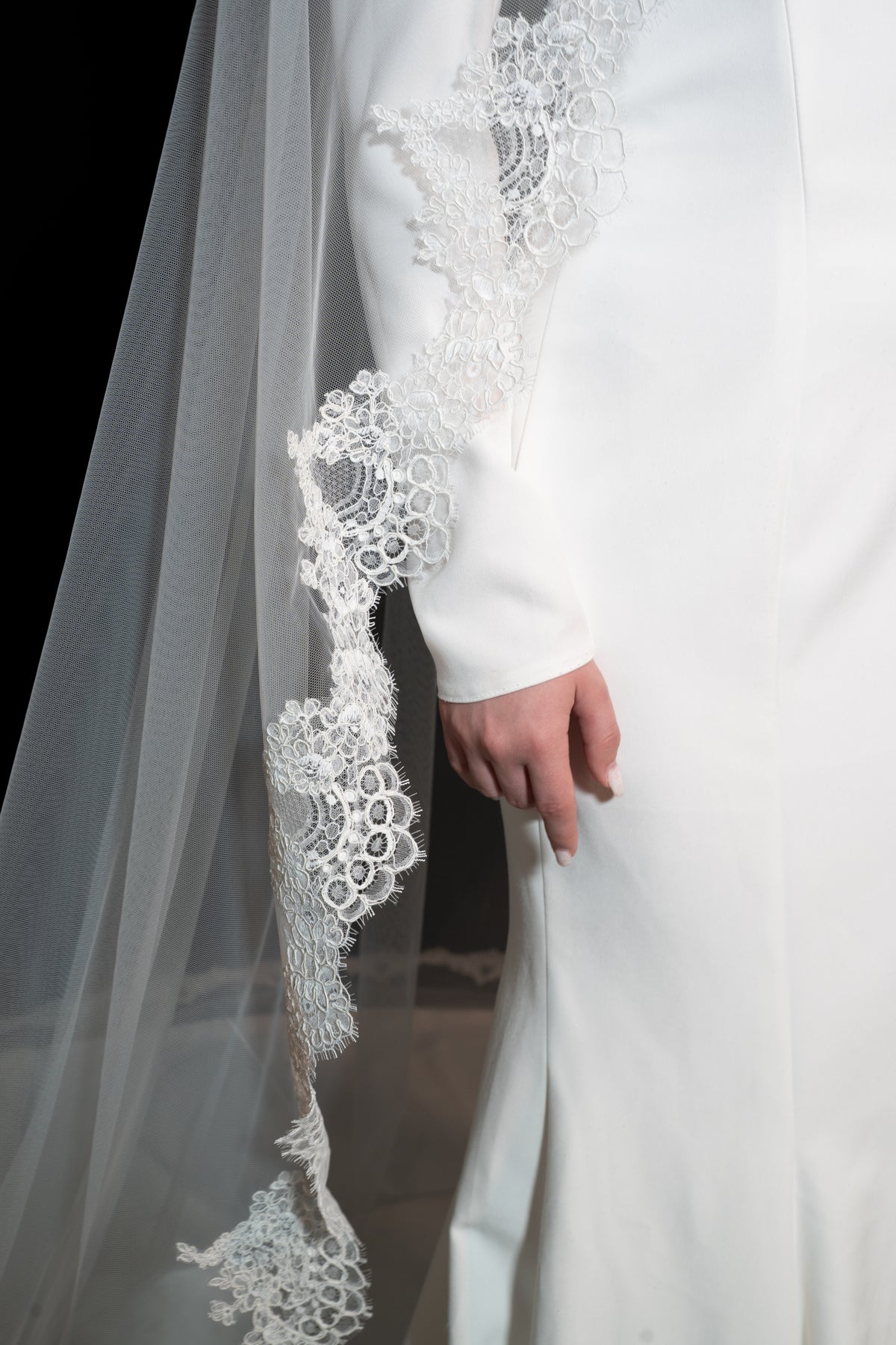 Lia Lace Cathedral Veil — photograph 4 of 5